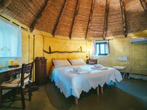 1 dormitorio con 1 cama en una habitación con escritorio en Essenza Sardegna, en Torpè
