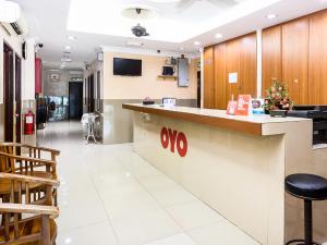 a lobby of a hospital with a counter and chairs at Super OYO 707 Ayuni Hotel in Bangi