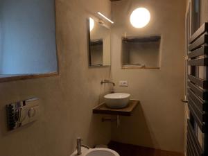 ein Bad mit einem Waschbecken und einem WC in der Unterkunft Casa Pietra in Trontano