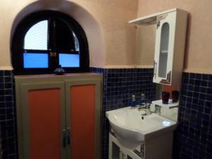 La salle de bains est pourvue d'un lavabo et d'un miroir. dans l'établissement Riad Zinnha, à Marrakech