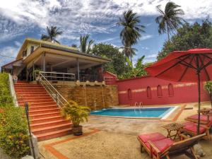 a villa with a swimming pool and a house at Chor Chang Villa Resort in Choeng Mon Beach