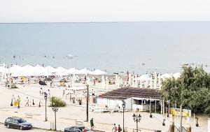 a beach with a lot of people and the ocean at Luxury Studio Anis 1 in Mamaia Sat/Năvodari