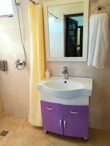 Ett badrum på House & Yard Sesil XL 90m to beach