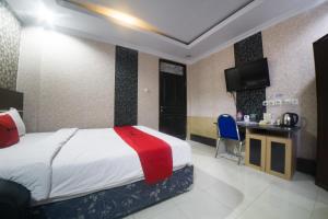 Postel nebo postele na pokoji v ubytování RedDoorz Syariah near RSUD Ainun Habibie Gorontalo