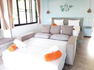 A bed or beds in a room at Padel Phangan Suite