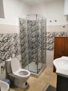 La salle de bains est pourvue d'une douche, de toilettes et d'un lavabo. dans l'établissement Maracaibo Holiday Flat, à Noto