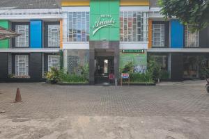 un edificio con una calle delante de él en RedDoorz At Hotel Arimbi Dewi Sartika Baru, en Bandung