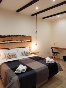 una camera da letto con un letto grande con due asciugamani sopra di B&B Gisira a Catania
