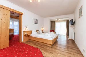 Llit o llits en una habitació de Hotel Tannenberg