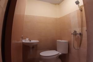 een badkamer met een toilet en een wastafel bij OYO 1053 Angelyn Home Stay in Medan
