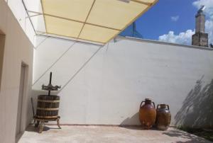 two vases sitting on the side of a white wall at La casa di Mela in Leverano