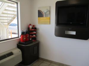 TV a/nebo společenská místnost v ubytování Motel 6-Austin, TX - North Central