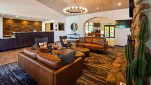 uma ampla sala de estar com sofás e cadeiras em Best Western PLUS Cotton Tree Inn em North Salt Lake