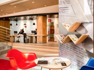 斯法克斯的住宿－Ibis Sfax，一个带红色椅子、桌子和书桌的办公室