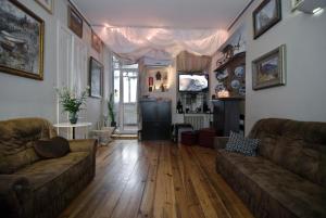 ein Wohnzimmer mit 2 Sofas und einem TV in der Unterkunft Hostel Kyiv-Art in Kiew