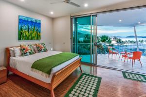 Вид на бассейн в Pavillions Penthouse 25 - 4 Bedroom Luxury Ocean View Hamilton Island или окрестностях