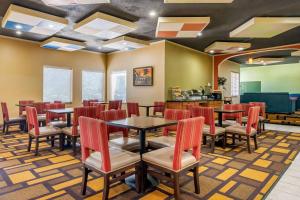 - un restaurant avec des tables et des chaises dans une salle dans l'établissement Quality Inn & Suites Lenexa Kansas City, à Lenexa