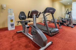 The fitness centre and/or fitness facilities at Quality Inn & Suites Lenexa Kansas City