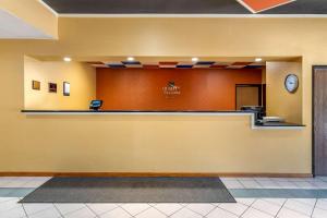 un hall avec une salle d'attente avec un comptoir dans l'établissement Quality Inn & Suites Lenexa Kansas City, à Lenexa