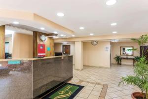 チェスターにあるQuality Inn Chester - South Richmondの受付のあるホテルのロビー