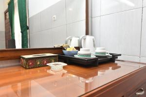 bagno con bancone, specchio e lavandino di RedDoorz Plus @ Singaraja a Singaraja