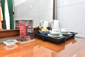 Set per la preparazione di tè e caffè presso RedDoorz Plus @ Singaraja