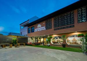 邦涛海滩Hanuman VIP Hostel的前面有很多植物的建筑物