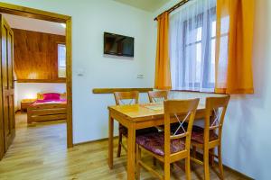 TV a/nebo společenská místnost v ubytování Apartment Rokys