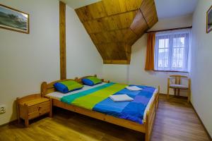 um quarto com uma cama e um tecto de madeira em Apartment Rokys em Rokytnice nad Jizerou