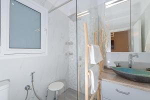 łazienka z umywalką i przeszkloną kabiną prysznicową w obiekcie Casa Aelia, luxury apartment w Korfu +18 zdjęć