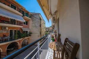 balkon z ławką i widokiem na ulicę w obiekcie Casa Aelia, luxury apartment w Korfu