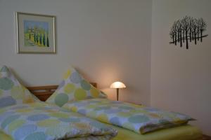 Un dormitorio con una cama con almohadas. en Ferienwohnung Close en Lindenberg im Allgäu