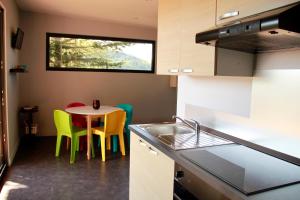 Köök või kööginurk majutusasutuses Gîte La Cerise Qui Rit