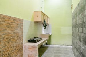 Η κουζίνα ή μικρή κουζίνα στο RedDoorz @ Panglima Polim 2