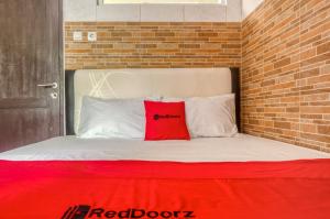 Llit o llits en una habitació de RedDoorz @ Panglima Polim 2