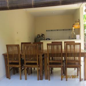 En restaurant eller et andet spisested på Pondok Aldi Hostel