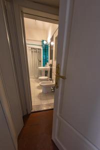 une porte ouverte sur une salle de bains avec deux toilettes dans l'établissement Toselli new suite, à Pise