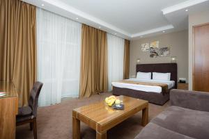Кровать или кровати в номере Crystal Hotel