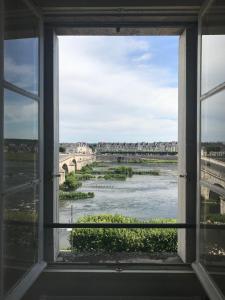 una ventana con vistas al río y al puente en Blois, vue panoramique Loire en Blois