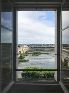 una ventana con vistas al río y al puente en Blois, vue panoramique Loire, en Blois