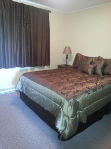 Tempat tidur dalam kamar di Maple Leaf Motel Emerson