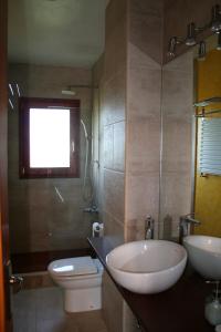 A bathroom at Can Quilis