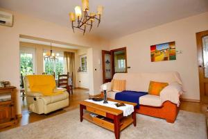 Kép Arenales Great Home with AC, Pool and Barbecue szállásáról Arenales del Solban a galériában