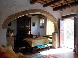 a living room with a table and an archway at Casa Elena sul mare a Torre di Palme in Marina Palmense