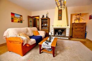 Kép Arenales Great Home with AC, Pool and Barbecue szállásáról Arenales del Solban a galériában