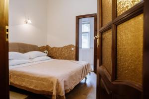 a bedroom with a bed and a door leading to a doorway at Villa Viktoriya Hotel in Truskavets