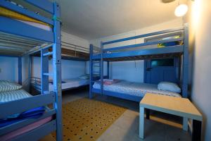 Tempat tidur susun dalam kamar di Danube Delta Hostel Homestay & Camping