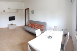 ein Wohnzimmer mit einem Sofa und einem TV in der Unterkunft The Royal Home (Reggia di Caserta / università / centro in 5min) in Caserta