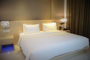 Кровать или кровати в номере Hotel Santika Gresik