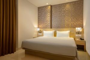 Кровать или кровати в номере Hotel Santika Gresik